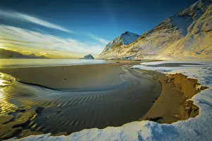 Haukland: Bay with sandy beach in winter, coastal landscape