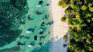 Trave: Beach with palmes and boats, Thian Og Bay or Shark