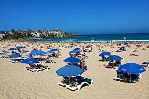 Sydney: Beach umbrellas on Bondi Beach, Sydney, New South