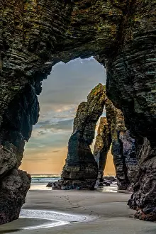 Bent: beautful sunrise at the Playa de las Catedrales