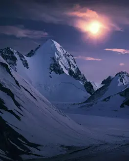 Moonlight: Beautiful Tsagaan suvarga peak under moon light