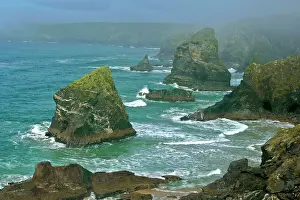 Bedruthan: Bedruthan Steps overview over rugged coastline