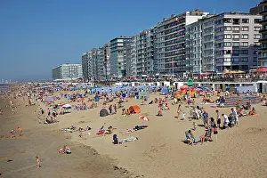 Hotels: Belgian seaside - beach with hotels and tourists