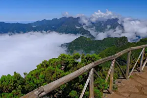 Portuguese: Bergkette, Nebel, Gelcnder, Miradouro Bica da Cana