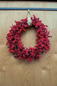 Cologne: Berry holiday wreath at the Christmas market