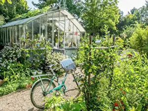 Cycles: Bicycle in front of a greenhouse, Jardin Insolite