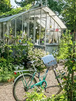 Cycles: Bicycle in front of a greenhouse, Jardin Insolite