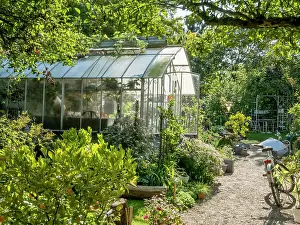 Cycles: Bicycle in front of a greenhouse, Jardin Insolite
