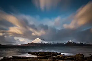 Skye: Big rocks in the water of the North Sea with snow-covered