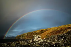 Skye: Big rocks in the water of the North Sea with snowy