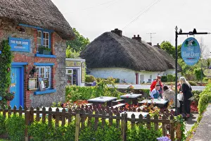Eire: The Blue Door restaurant, houses with thatched roof