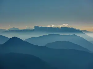 Berge: Blue mountain silhouettes, alpine panorama from
