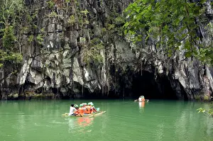 Palawan: Boats with tourists enter the cave, that features