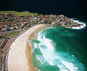 Bondi: Bondi Beach on a warm spring day