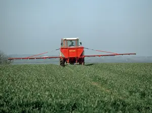 Granule: Boom Spreader Spreading Fertilizer