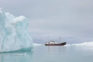 Monacobreen: Boot MS Cape Race at glacier Monacobreen - Norway