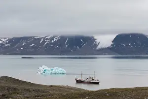 Monacobreen: Boot MS Cape Race at glacier Monacobreen - Norway