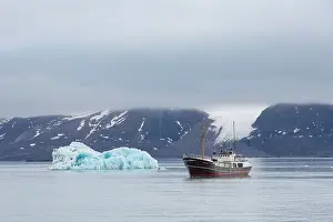 Monacobreen: Boot MS Cape Race at glacier Monacobreen - Norway