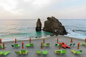Seating: Boulders, sunbeds and umbrellas on Fegina beach