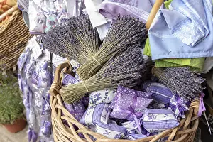 Bouquets: Bouquets and sachets of lavender in a wicker basket