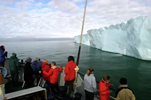 Deck: Brasvell's Glacier - 200 km long. Tourists on boat