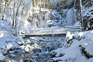 Wasserfall: Bridge with icicles and icy waterfall, winter landscape