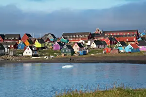Qeqertarsuaq: Brightly painted houses on the beach, Qeqertarsuaq