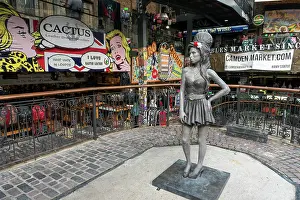 Artist: Bronze statue of singer Amy Winehouse, artist Scott