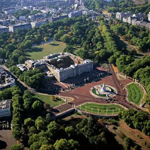 Westminster: Buckingham Palace, an official London residence