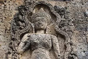 Religion: Buddhist holy statue, jungle temple