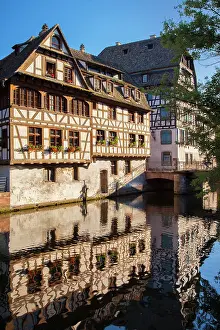 Petite: Buildings along the canal of River Lil in