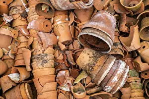 Tool: Bunch of broken terracotta pots, spring, Pas de