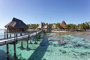 Atoll: Bungalows, water bungalows at the pier in lagoon