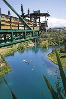 Meter: Bungy Jump - Man diving into Waikato River from
