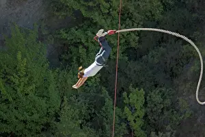 Queenstown: Bungy Jump - woman diving from Kawarau Bridge Bungy