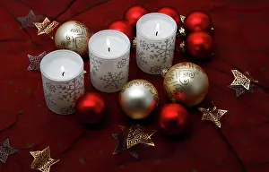 Burning: Burning candles, Christmas decoration with baubles