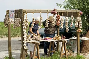 Buying: Buying garlic and onions roadside stall
