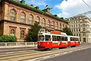 Cable: Cable car moving down the Ringstrasse of