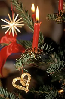 Candle: Candle and straw star on a Christmas tree Kerze