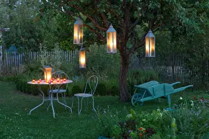 Chair: Candles in a garden by night Le potager la nuit