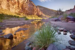 Atuel: Canyon de Atuel - reflections of red cliffs in