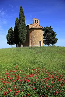 D Orcia: Capella di Vitaleta, tiny, secluded chapel nestled