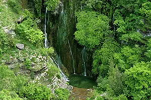 Cascading: Cascata del Marmore - water cascading down moss