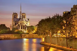 Notre: Cathedral Notre Dame along River Seine