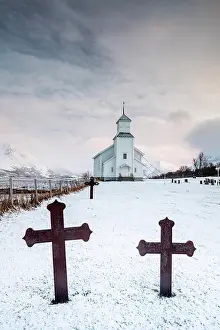 Gimsy: Cemetery with graves and church of Gimscy, Gimsoykirke