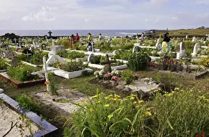 Hanga: Cemetery (on All SaintsI Day) at Hanga Roa, principal