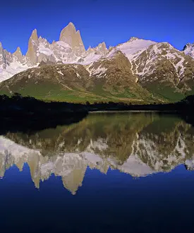 Glaciares: Cerro Fitzroy at sunrise with reflection