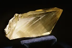Silky: Cerussite
