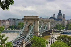 Budapest: Chain Bridge across the Danube River, Budapest
