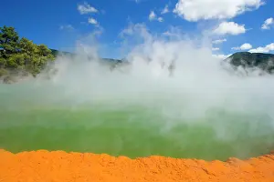 Zeland: The Champagne Pool - a colourful hot spring in